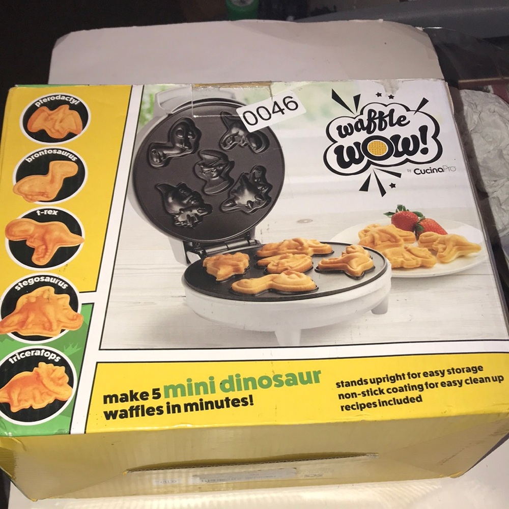 NIB Cucina Pro Mini Dinosaur Waffle Maker